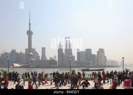 Affollata Bin Jiang Avenue, il Bund, Shanghai, Cina Foto Stock
