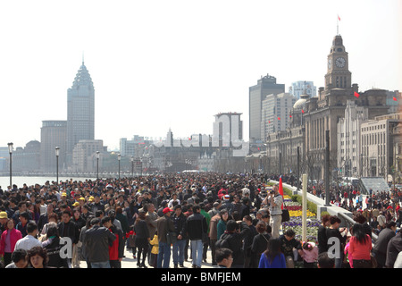 Affollata Bin Jiang Avenue, il Bund, Shanghai, Cina Foto Stock