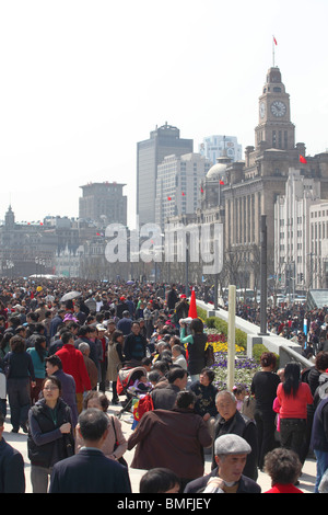 Affollata Bin Jiang Avenue, il Bund, Shanghai, Cina Foto Stock