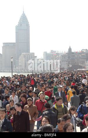 Affollata Bin Jiang Avenue, il Bund, Shanghai, Cina Foto Stock