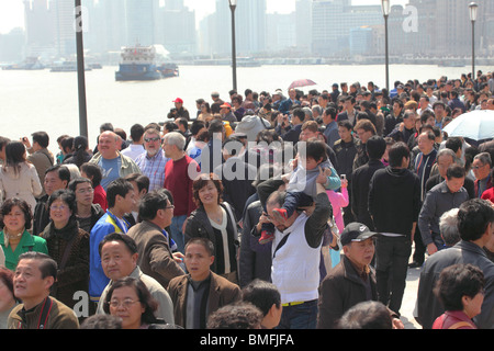 Affollata Bin Jiang Avenue, il Bund, Shanghai, Cina Foto Stock