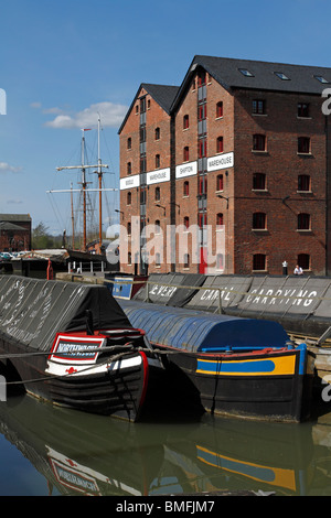 Storico di Gloucester Docks strette con barche. Magazzini. La rigenerazione. National Waterways Museum Foto Stock