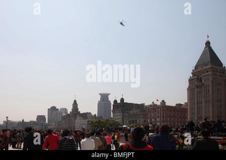 Affollata Bin Jiang Avenue, il Bund, Shanghai, Cina Foto Stock