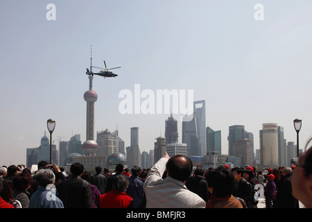 Affollata Bin Jiang Avenue, il Bund, Shanghai, Cina Foto Stock