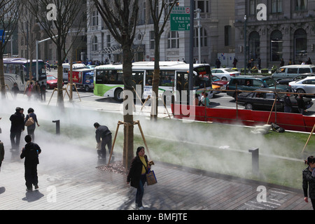 Affollata Bin Jiang Avenue, il Bund, Shanghai, Cina Foto Stock