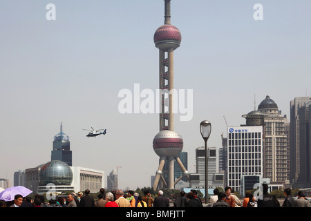 Affollata Bin Jiang Avenue, il Bund, Shanghai, Cina Foto Stock