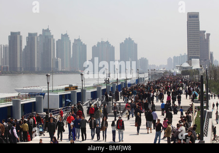 Affollata Bin Jiang Avenue, il Bund, Shanghai, Cina Foto Stock