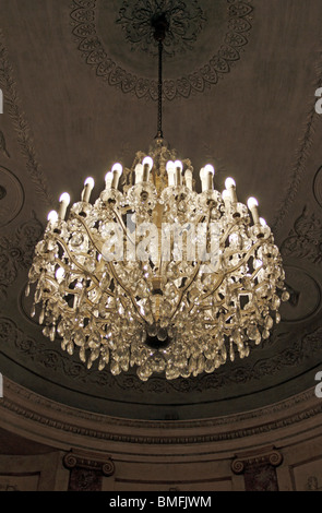 Lampadario di cristallo appeso in una decorate classicamente camera con intonaco decorativo soffitto Foto Stock
