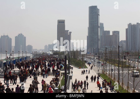 Affollata Bin Jiang Avenue, il Bund, Shanghai, Cina Foto Stock