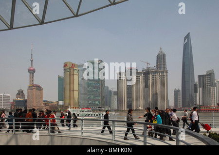 Affollata Bin Jiang Avenue, il Bund, Shanghai, Cina Foto Stock