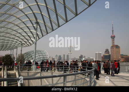 Affollata Bin Jiang Avenue, il Bund, Shanghai, Cina Foto Stock