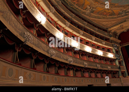 Teatro di Bergamo. In Italia il teatro interno che mostra i posti a sedere in scatole e illuminazione Foto Stock