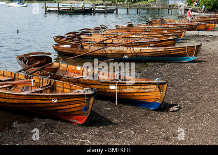 In legno barche a remi sulle rive del lago di Windermere nel Lake District. Foto Stock