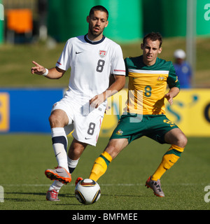 Clint Dempsey del Stati Uniti passa la palla contro Luke Wilkshire dell Australia durante un amichevole in vista del Mondiale 2010. Foto Stock