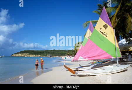 Dickinson Bay - colorata Antiguan beach Foto Stock