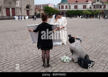 Un giovane cinese di posare per foto di nozze, Qingdao, Cina Foto Stock