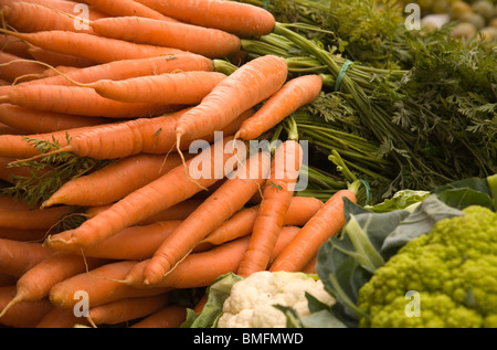 Freschi carote, cavolfiori e cavoli broccoli su un mercato in stallo. Foto Stock