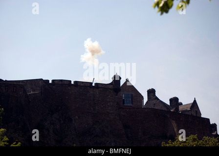 Ore una pistola di essere licenziato dal Castello di Edimburgo. Fotografato da Princes Street Gardens. Foto Stock