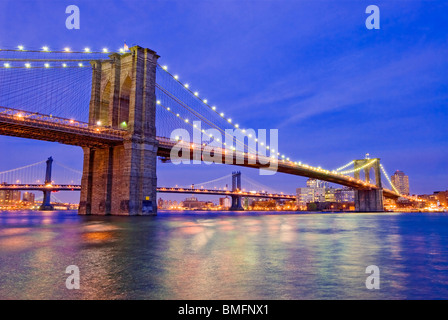 La città di New York, il Ponte di Brooklyn oltre l'East River con la Manhattan Bridge in background. Foto Stock