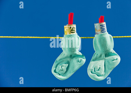 Baby calze su stendibiancheria e franco svizzero. Blue sky. Foto Stock