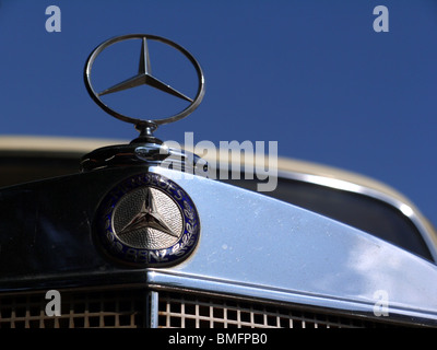 Retrò Mercedes Benz vista frontale frammento con classic star sign. Luang Prabang, nel nord del Laos Foto Stock
