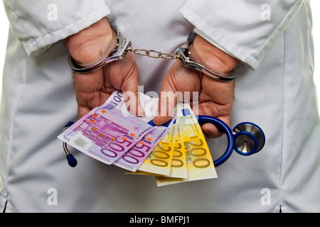 Un medico con le banconote in euro e manette Foto Stock