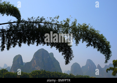 Paesaggio rurale di Yangshuo town periferia, provincia di Guangxi, area di Guilin, Cina Foto Stock