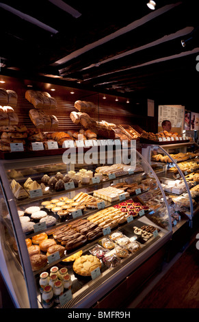 Visualizzare casi pieno di beni cotti al forno a Huffkin di sale da tè e il panificio, Stow-su-il-Wold, Gloucestershire Foto Stock