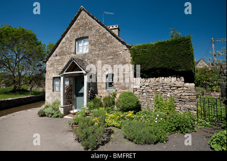 Il pittoresco Cotswolds città di Lower Slaughter è famoso per il suo pittoresco Cotswolds cottage in pietra accanto al fiume occhio. Foto Stock