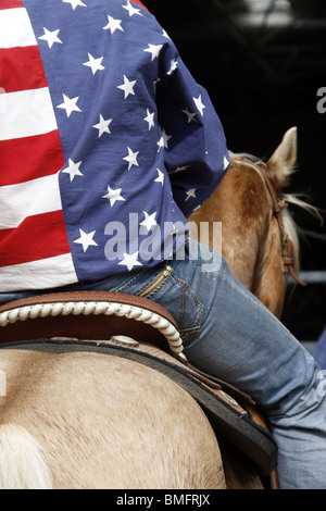 Cowboy a cavallo cavaliere indossa a stelle e strisce shirt Foto Stock