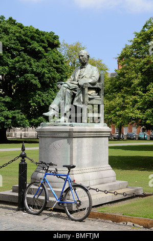 William Edward Hartpole Lecky statua sulla piazza del Parlamento il Trinity College di Dublino Irlanda Foto Stock