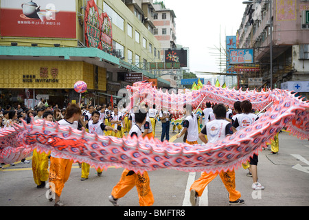 Dragon Dance durante Mazu il compleanno, Hong Kong, Cina Foto Stock