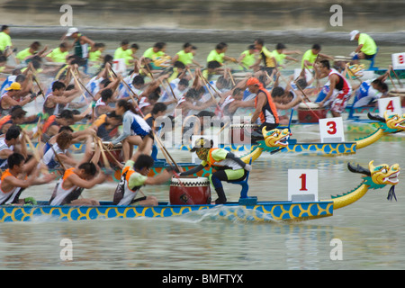 Dragon Boat racing durante il Dragon Boat Festival, Ap Lei Chau, Hong Kong, Cina Foto Stock