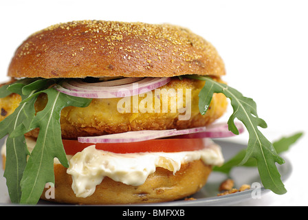 Burger con pesce fritto, Rucola, le fette di pomodoro, cipolla e maionese Foto Stock