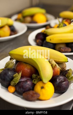 Piastre di frutta mista è servita come 'dessert' corso di una cena formale, Santa Croce College di Oxford University Foto Stock