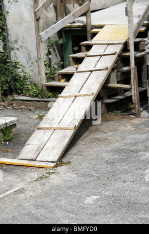 Rampa realizzato localmente dalle scale per proprietà edificio in strada Foto Stock