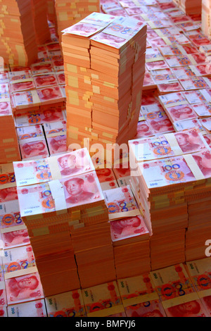 Pile di RMB cinese di fatture con un centinaio di Yuan in valore nominale, Pechino, Cina Foto Stock