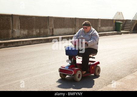 Equitazione donna un buggy elettrico nel Regno Unito Foto Stock