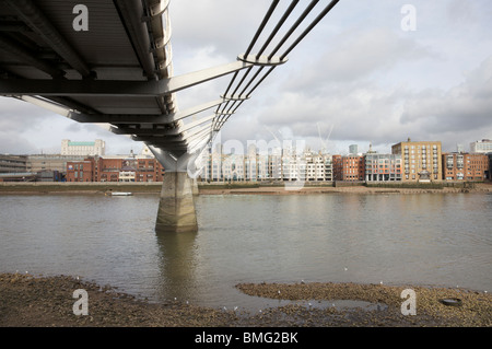 Una vista del Millennium Bridge e il fiume Tamigi, Londra. Foto Stock
