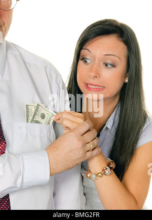 Una giovane donna tira il denaro al di fuori di un uomo di tasca. Dollaro Foto Stock