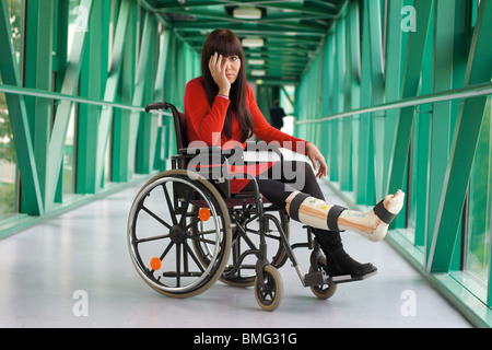 Giovane donna con una gamba in gesso Foto Stock