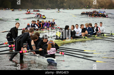 Otto equipaggi di canottaggio fila verso l'inizio della testa mens del fiume gara a Londra. Foto Stock