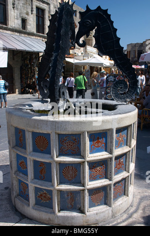 Fontana con i cavallucci marini, Platia Martyrion Evreon, la vecchia città di Rodi Foto Stock