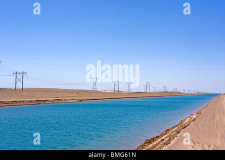 Il tutto American Canal porta deviato il Fiume Colorado acqua da sopra la versione Yuma, Arizona, California Valle Imperiale. Foto Stock