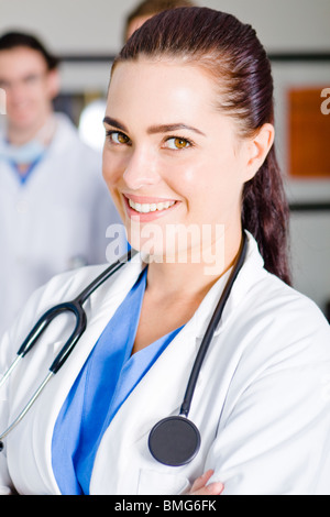 Giovani donne medico con bel sorriso Foto Stock