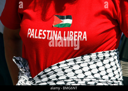 Donna italiana indossando la Palestina libera shirt in italia Foto Stock