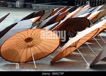Ombrelloni a Wat Xieng Thong monastero Luang Prabang, Laos. Foto Stock