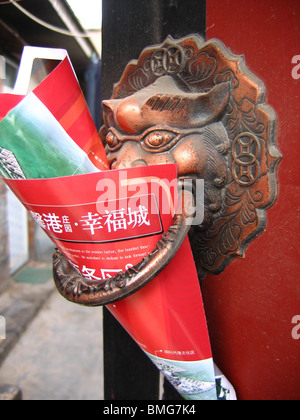 Bestia maniglia sagomata sul gate di un Hutong casa cortile, Pechino, Cina Foto Stock