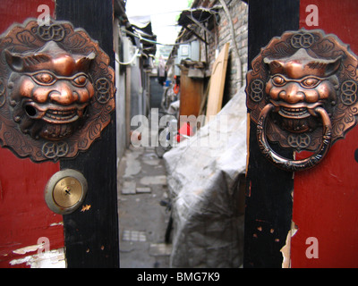 Bestia maniglie sagomate sul gate di un Hutong casa cortile, Pechino, Cina Foto Stock