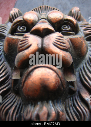 Lion maniglia sagomata sul gate di un Hutong casa cortile, Pechino, Cina Foto Stock